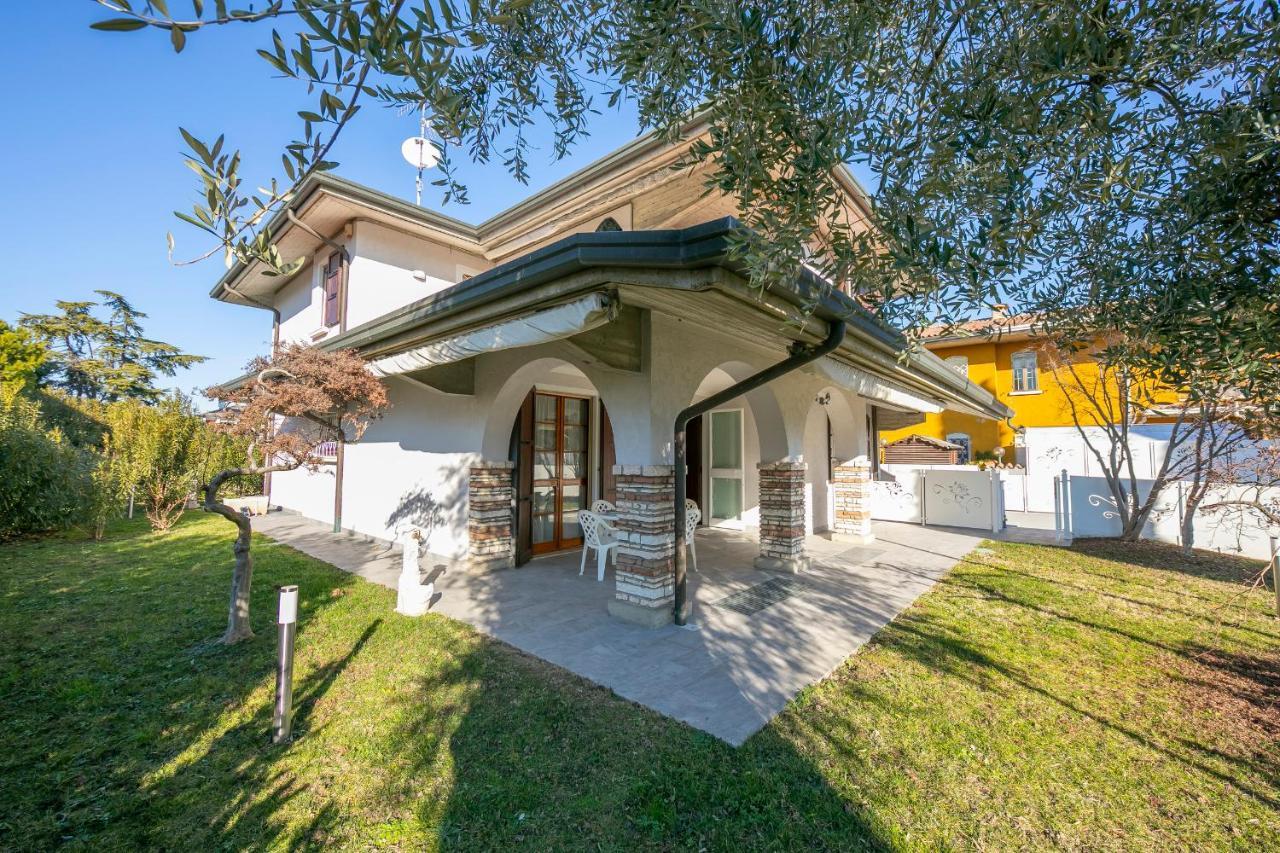 Villa Fiorita Apartments - Happy Rentals Сирмионе Экстерьер фото