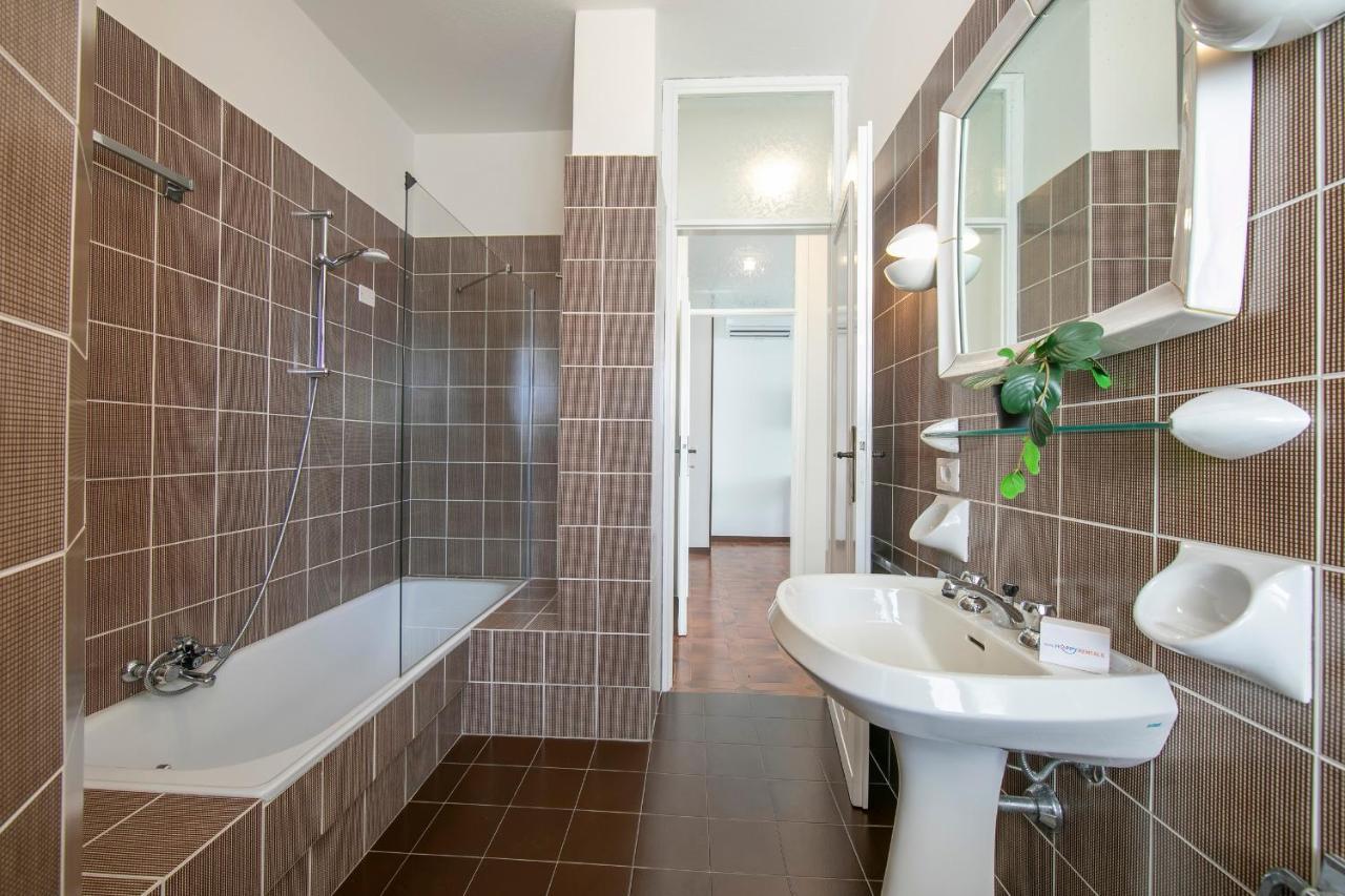 Villa Fiorita Apartments - Happy Rentals Сирмионе Экстерьер фото