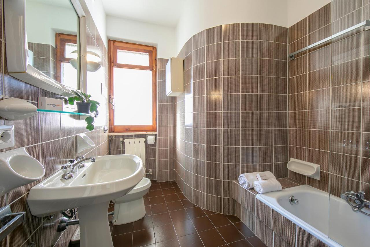 Villa Fiorita Apartments - Happy Rentals Сирмионе Экстерьер фото