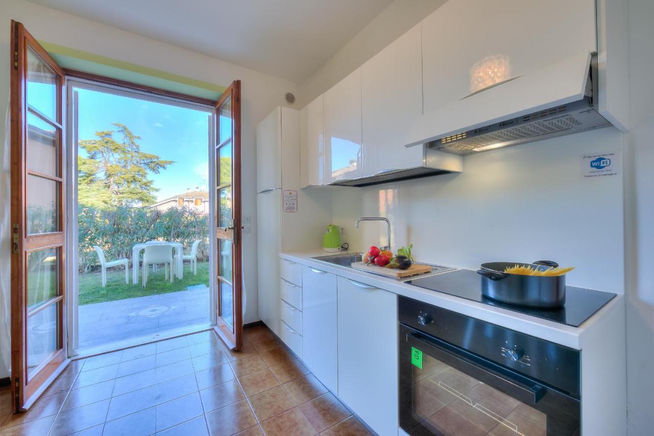 Villa Fiorita Apartments - Happy Rentals Сирмионе Экстерьер фото