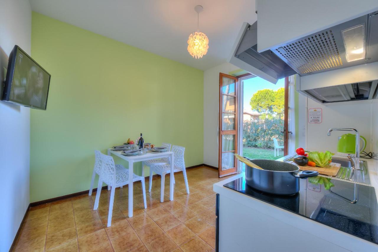 Villa Fiorita Apartments - Happy Rentals Сирмионе Экстерьер фото