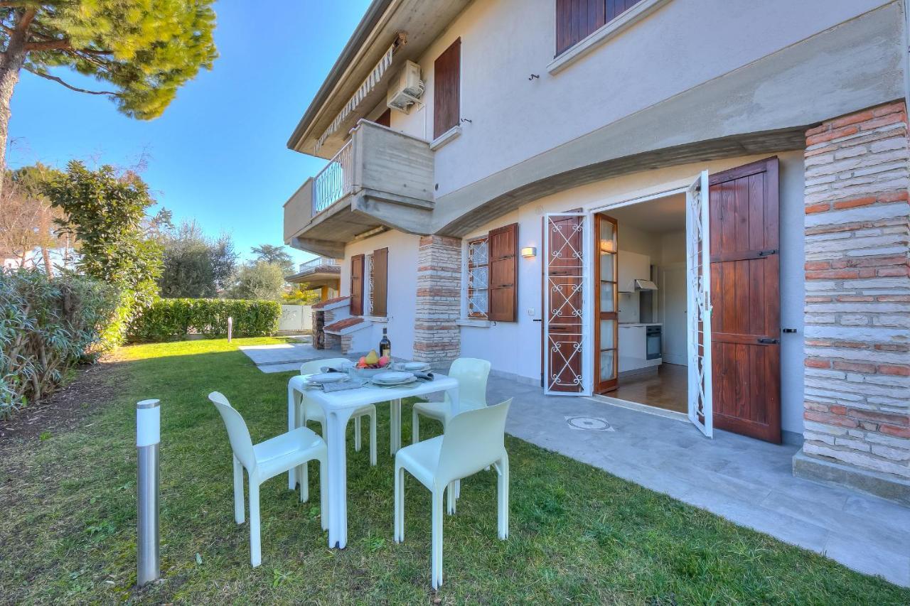 Villa Fiorita Apartments - Happy Rentals Сирмионе Экстерьер фото