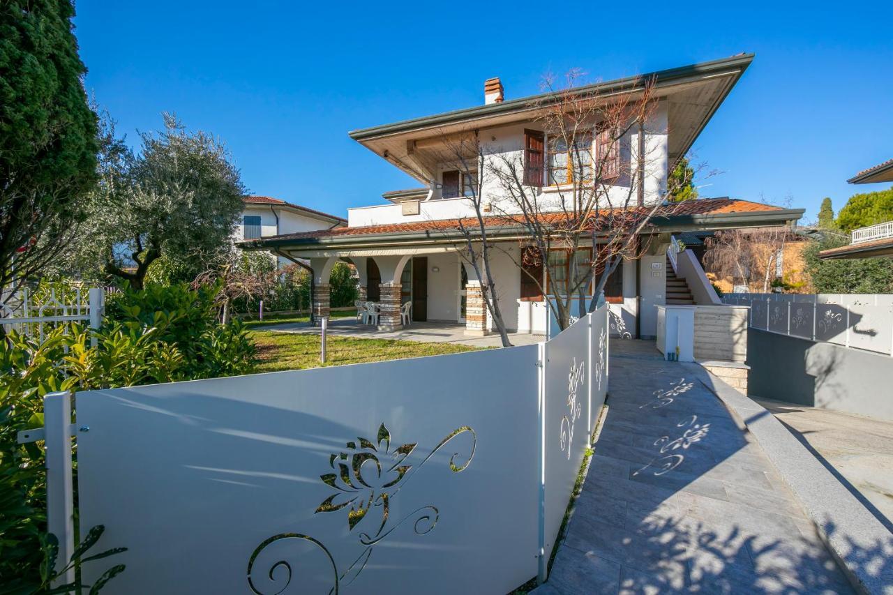 Villa Fiorita Apartments - Happy Rentals Сирмионе Экстерьер фото
