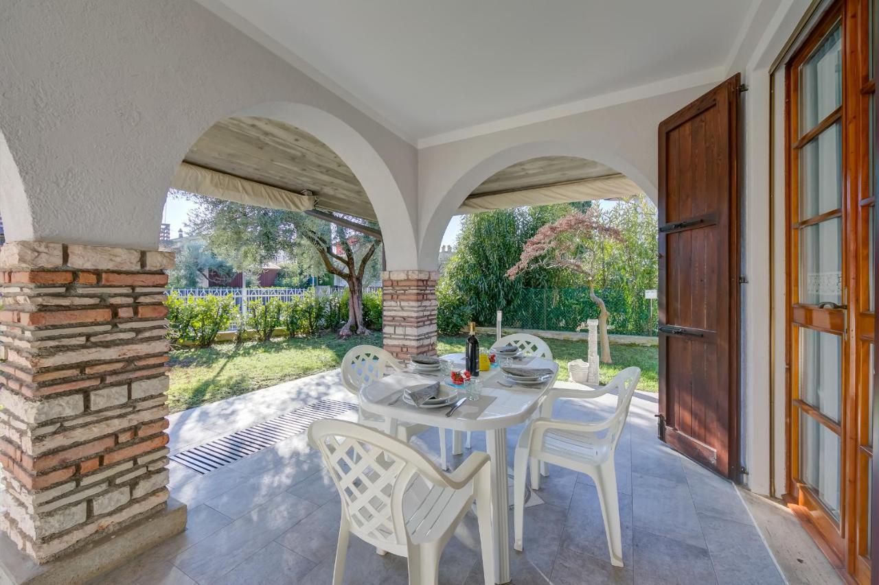 Villa Fiorita Apartments - Happy Rentals Сирмионе Экстерьер фото