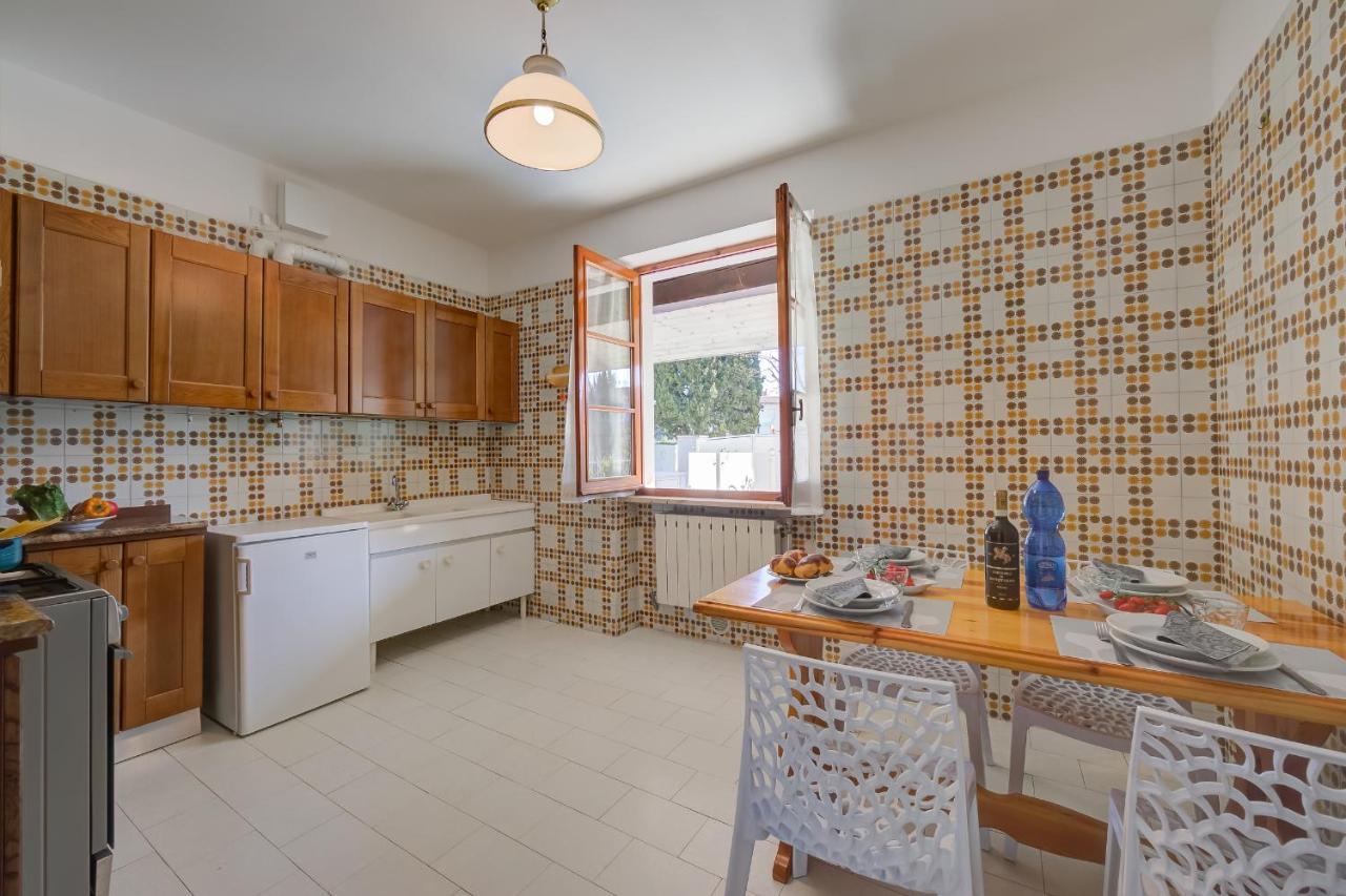 Villa Fiorita Apartments - Happy Rentals Сирмионе Экстерьер фото